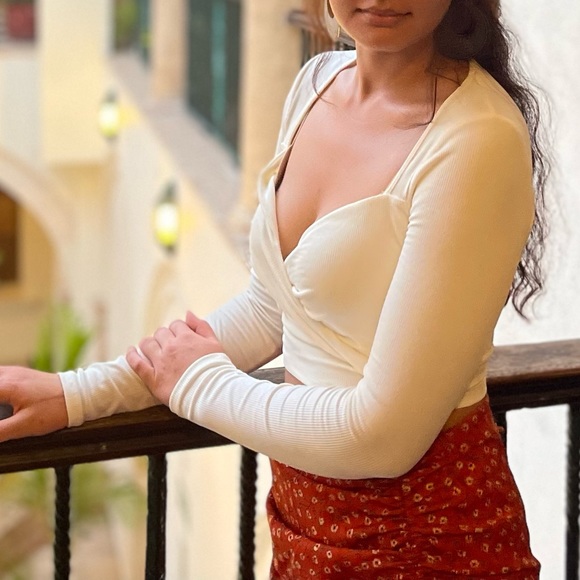 White long sleeve - Picture 2 of 2